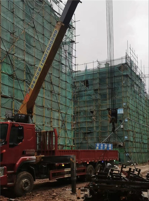 萨迦县“慢工细活”—— 吊车的 “微动控制” 技术