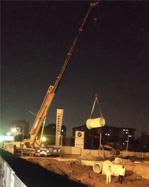 萨迦县“弯臂矫正”—— 吊车的 “形变补偿” 技术